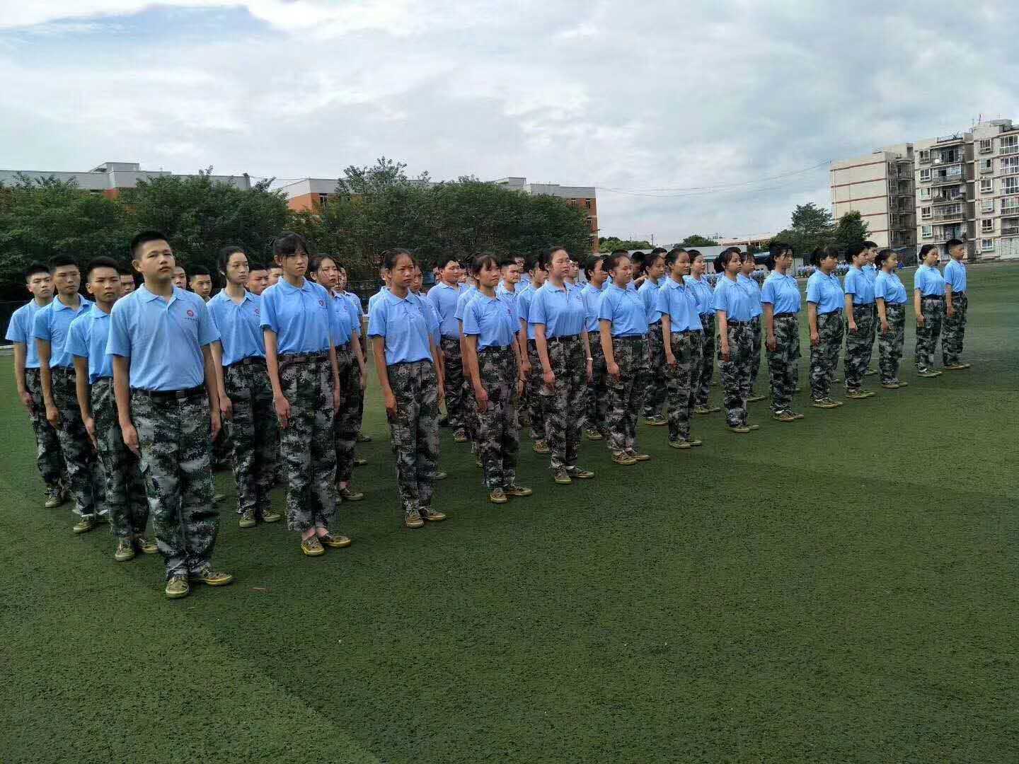 同學(xué)們?cè)谲娪?xùn)