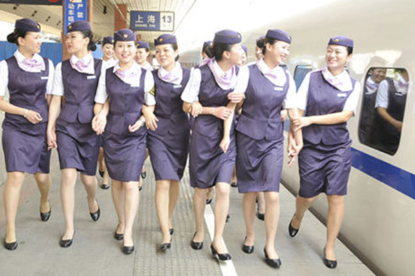 高鐵乘務(wù)員是在旅客列車為旅客進(jìn)行服務(wù)的工作人員