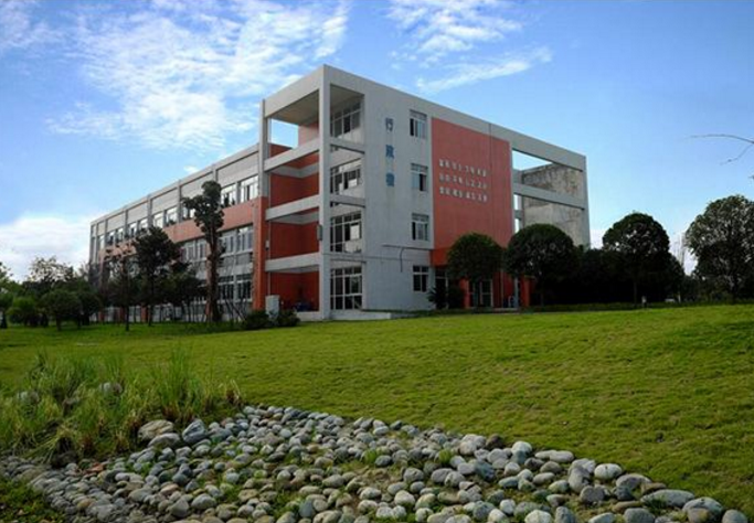 四川省雙流建設職業(yè)技術學校成立于1973年，是成都市首批改制的公辦中等職業(yè)技術學校。現(xiàn)有在校教職工100余人，其中中學高級教師36人，雙師型教師比率達70%，有教學班44個，學生2000余人。學校目前占地50余畝，建筑面積19700平米，開辦有建筑工程與施工、物流服務與管理、計算機及應用、學前教育、電子商務、航空服務六個專業(yè)，專業(yè)設備總值千萬余元。雙流建校人秉承“百年職教 厚德尚能”的辦學理念，以“鍛品性 煉技能 騁職場 我能行”為校訓，堅持“個個成人 人人成才”的培養(yǎng)目標，搶抓發(fā)展機遇，加大管理力度，大膽實施教育教學改革，取得了諸多驕人的成績。  我校把國學誦讀與職高學生道德品質養(yǎng)成教育相結合，做到了“日日有誦讀、周周有安排、月月有主題、期期有展示，年年出成果”，實現(xiàn)了活動的生活化、常態(tài)化、課程化、序列化，彰顯育人效果。2012年5月10日，中央電視臺新聞頻道聚焦我校，學校將國學誦讀與培養(yǎng)中職學生人文素養(yǎng)相結合的特色育人模式在全國彰顯。學校這一特色順利入選全國職業(yè)院校德育創(chuàng)新和校園文化建設座談會典型案例。2012年由成都市委宣傳部、文明委主辦，我校承辦的中華經典吟誦活動成功舉行，為雙流建校、雙流縣贏得了榮譽。 開設專業(yè)： 建筑專業(yè) 雙流建校建筑專業(yè)始創(chuàng)于1983年，教學實訓設施一流。現(xiàn)有專業(yè)教師17人，實訓指導教師9人，成都市雙師型教師8人，其中專業(yè)骨干教師8人，校級學科帶頭人2人，縣級學科帶頭人1人，建筑工程師、全國一、二級建造師、全國監(jiān)理工程師17人。該專業(yè)自成立以來，累計培養(yǎng)了近3000名建筑專業(yè)初級技術人才，進入四川華西集團、四川貴通建筑、四川雙興建司、成都華興建筑等多家公司擔任施工、預算、安全、資料、監(jiān)理等崗位技術工作。雙流建校建筑專業(yè)，為成都乃至全國的建筑事業(yè)發(fā)展做出了應有的貢獻。 計算機應用專業(yè) 雙流建校計算機應用專業(yè)始創(chuàng)于2004年，2007年與北大青鳥教育集團聯(lián)合辦學，開設計算機應用北大青鳥特色班。計算機專業(yè)應用現(xiàn)有專業(yè)教師12人，實訓指導教師6人，成都市雙師型教師3人，其中專業(yè)骨干教師6人，校級學科帶頭人2人，縣級學科帶頭人1人，網絡工程師、程序設計員（二級技師）、網絡調試員（二級技師）、平面設計師（二級技師）、電子商務設計師等6人。該專業(yè)自成立以來，累計培養(yǎng)了近1000名計算機中初級技術人才。 物流專業(yè) 物流專業(yè)始創(chuàng)于2008年，現(xiàn)有專業(yè)教師8人，實訓指導教師3人，成都市雙師型教師5人，其中專業(yè)骨干教師4人，校級學科帶頭人1人，高級物流師1人，物流師4人、助理物流師2人。該專業(yè)教學設施一流，并形成了科學的教育教學體系。自成立以來，累計培養(yǎng)了近600名物流專業(yè)中初級人才，羅磊、王丹丹、魯唯、姜麗、王強、徐浩磊、廖俊英、蔣金洲、何德全等畢業(yè)生進入一汽物流、順豐速運、圓通速遞、申通快遞、百世匯通、吉利汽車招商局物流、DHL、新品川等多家公司擔任管理、營銷、客服等崗位工作，多名校友成長為物流公司中高層或業(yè)務骨干。 學前教育專業(yè) 學前教育專業(yè)創(chuàng)辦于1996年，該專業(yè)辦學設施完善，辦學經驗豐富，16年來，畢業(yè)生逾1500人，崔紅玲、馮玥、蒲桂花、張敏、李丹等學生畢業(yè)后在成都金太陽幼兒園、雙流實驗小學附屬幼兒園、成都思恩幼兒園、成都英英幼兒園、成都紅玲新世紀幼兒園和四川省內許多中小學任教，為雙流縣、成都市乃至四川省的地方經濟發(fā)展培養(yǎng)和輸送了大批優(yōu)秀的學前教育專業(yè)教師，培養(yǎng)了許多小學、初中階段音樂、美術教師，有著良好的社會聲譽。 電子商務專業(yè)        電子商務專業(yè)始創(chuàng)于2011年，2013年,本專業(yè)與天榮北教育集團聯(lián)合辦學，開設了電子商務天榮北軟特色班。該專業(yè)自成立以來，教學設施不斷完善，專業(yè)建設蓬勃發(fā)展。雙流建校抓住成都市大力發(fā)展電子商務的機遇，推進專業(yè)建設和學生能力培養(yǎng)，與京東商城、當當網等國內大型電子商務企業(yè)建立了良好的校企合作關系。 航空服務專業(yè) 西翔航空學院：是成都藝術職業(yè)學院與四川西翔投資管理有限公司合作成立的特色二級學院，學院占地1000畝。學院現(xiàn)有學生5000余名，是西部最專業(yè)民航空地勤人才培養(yǎng)基地之一，也是全國為數(shù)不多的在校學生能夠獲得民航安檢員、民航客運員、民航貨運員、民航危險品運輸員等民航類國家職業(yè)資格證書的民航院校。畢業(yè)學生由學院負責安置到全國各大機場，航空公司、大型企事業(yè)單位就業(yè)。西翔航空與雙流建校合作，為雙流建校航空服務專業(yè)提供專業(yè)師資、實訓設備、實習就業(yè)支持，竭力把雙流建校航空服務專業(yè)打造成省內一流專業(yè)。 收費標準不分區(qū)內外 資助政策： 1、免收學費 2、享受國家助學金200元*10月/年（20%） 3、雙流籍低保學生：300/期書本費 4、大成都戶口，免250元/期住校費 5、困難學生以及大成都戶口住校生享受免住校費250元/期